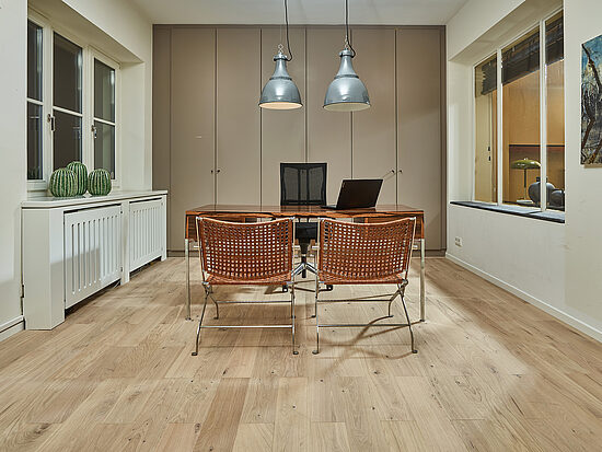 Eiche Einzelstab weiß geölt, Werksortierung "Family/Naturwuchs" Spezialfarbton Parkett Dietrich: Kaschmir-Weiß, 11 mm stark, ca. 70 cm lang, ca. 14 cm breit, 4 Fasen